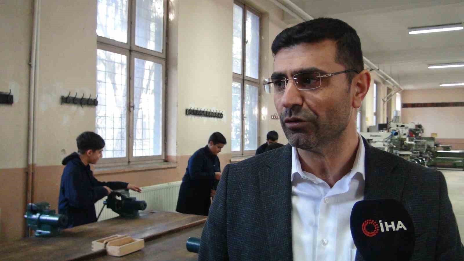 Geleceğin savunma sanayi uzmanları Manisa’da yetişecek
Geleceğin savunma sanayi uzmanları Manisa’da yetişecek