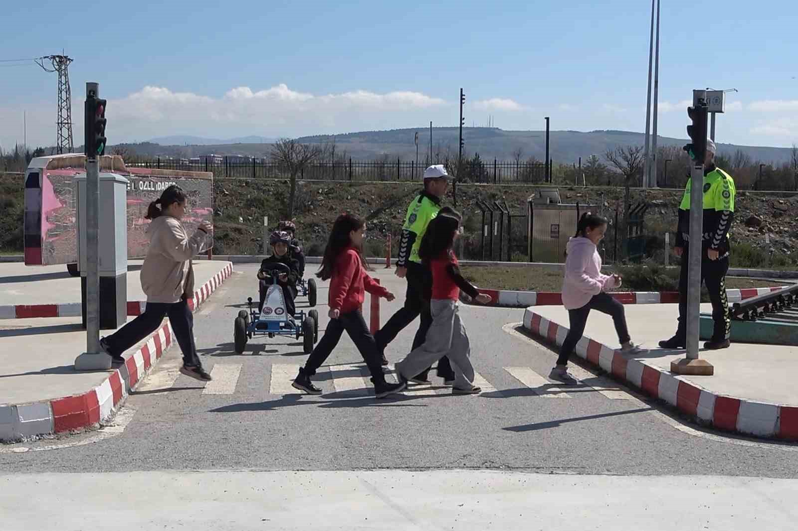 Geleceğin sürücüleri trafik kurallarını bu parkta öğreniyor: Binlerce öğrenci eğitim aldı
