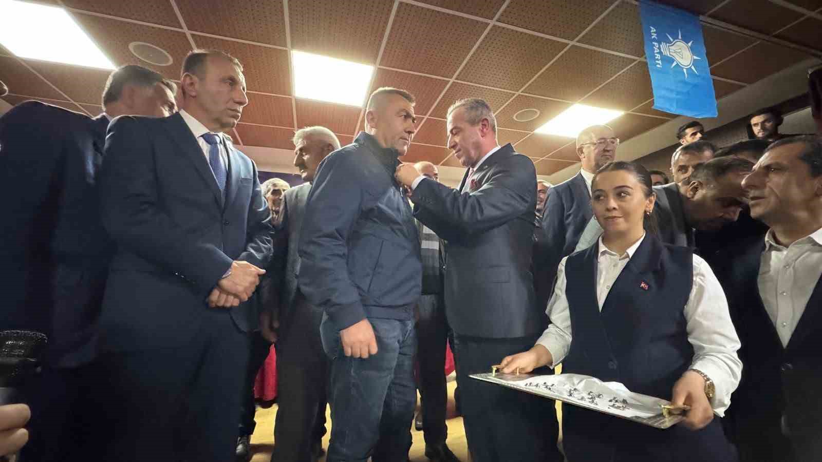 Gelecek Partisi’nden istifa eden 35 kişi AK Parti’ye katıldı
