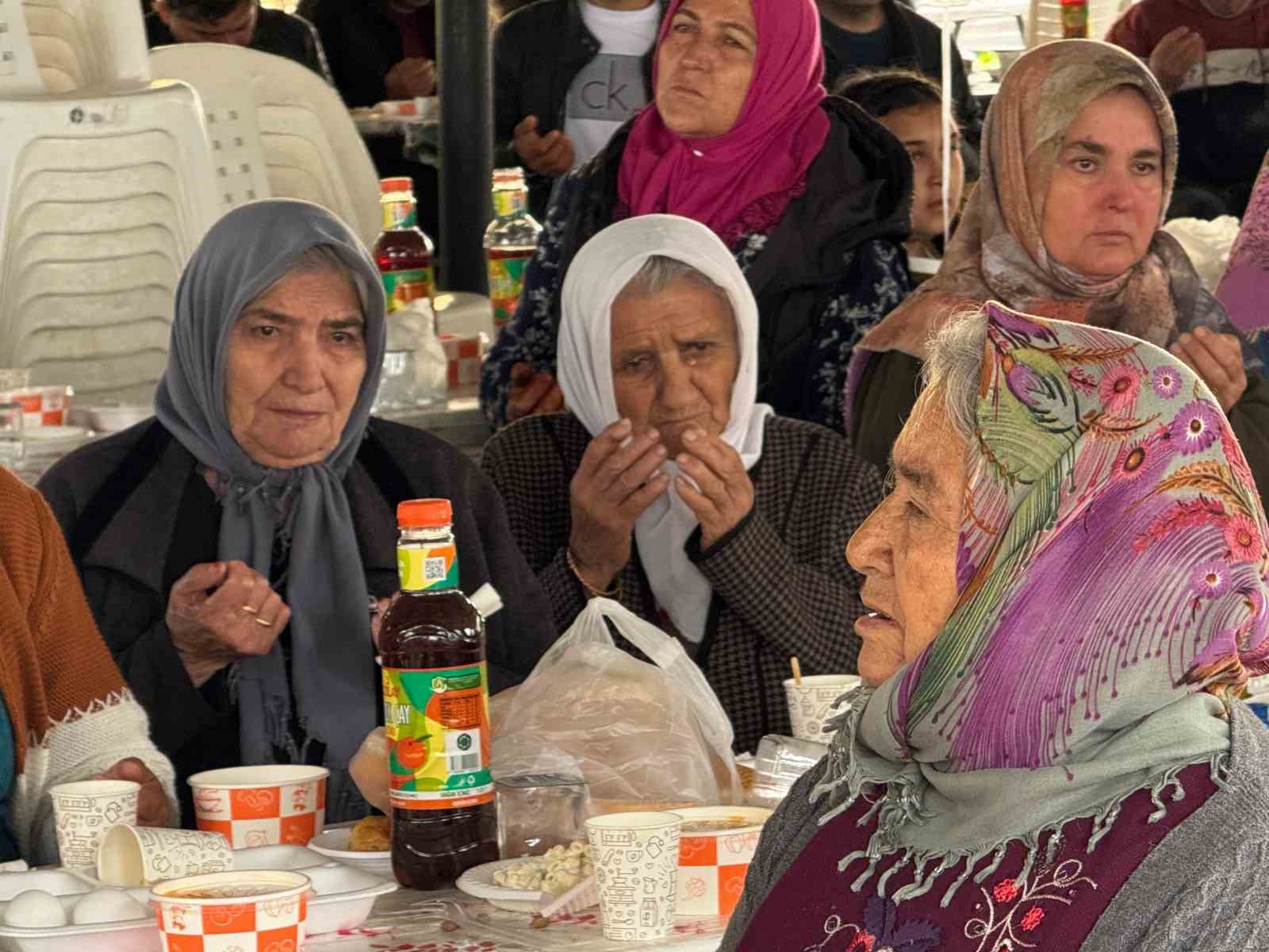 Gelenek sürüyor: Tüm mahalle bir araya gelerek bayramı kutladı
