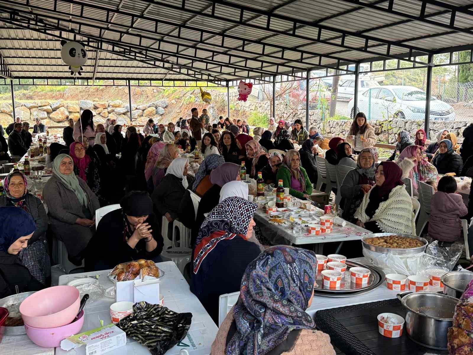 Gelenek sürüyor: Tüm mahalle bir araya gelerek bayramı kutladı
