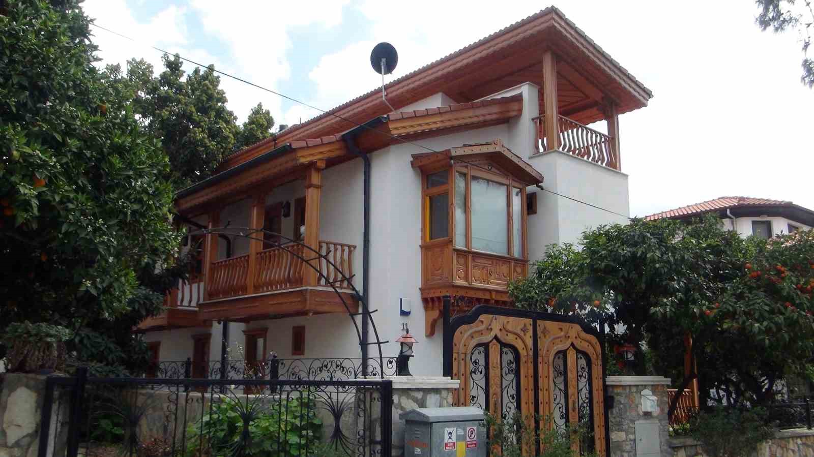 Geleneksel Akyaka mimarisi ile yapılan konaklama tesisleri kapanmaktan kurtuldu
