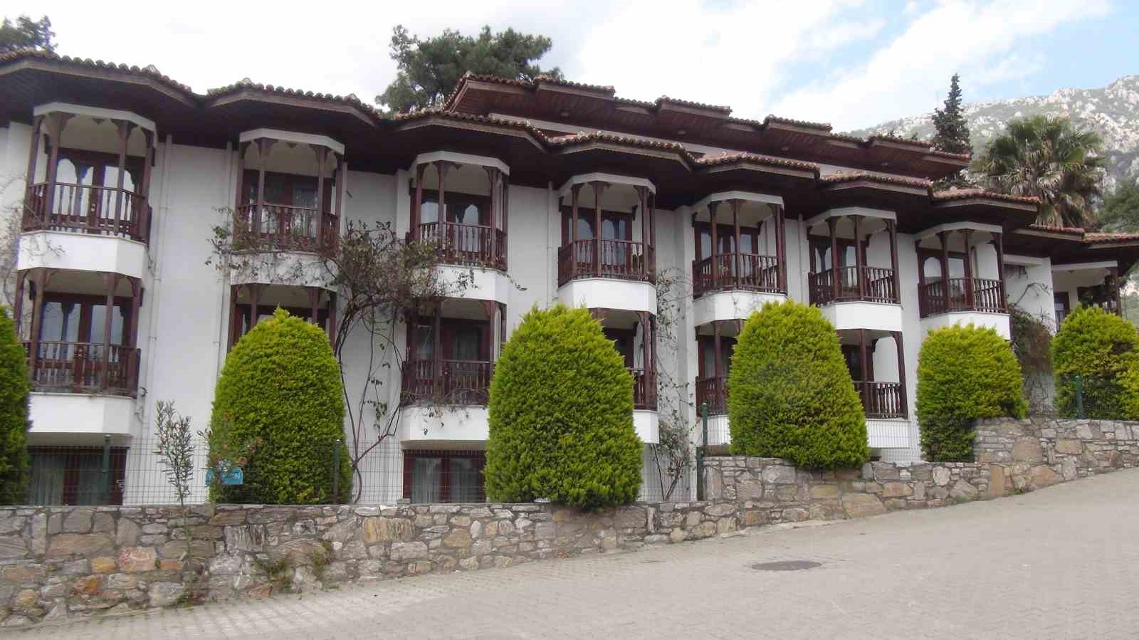 Geleneksel Akyaka mimarisi ile yapılan konaklama tesisleri kapanmaktan kurtuldu
