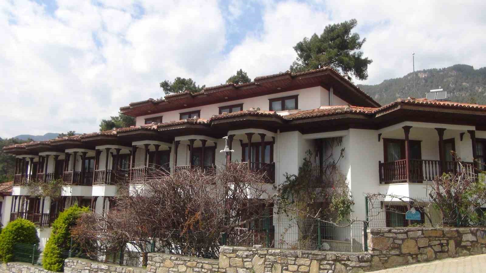 Geleneksel Akyaka mimarisi ile yapılan konaklama tesisleri kapanmaktan kurtuldu
