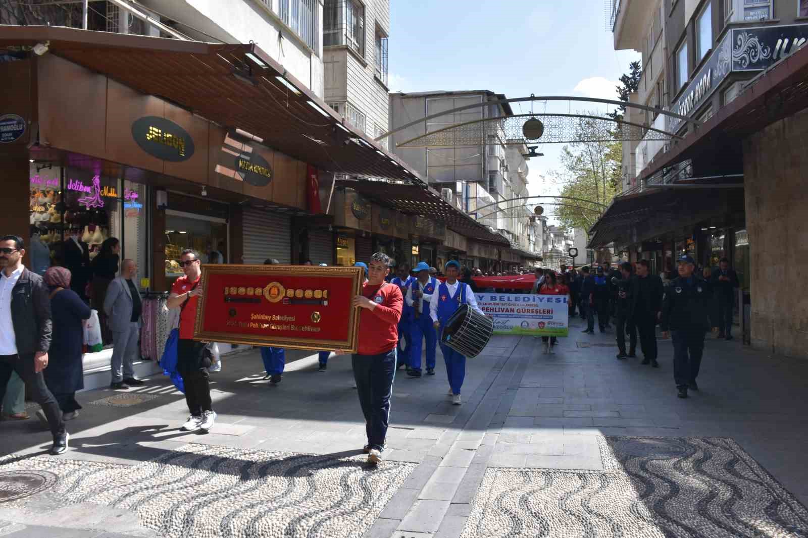 Geleneksel yağlı güreş müsabakaları Gaziantep’te kortejle başladı
