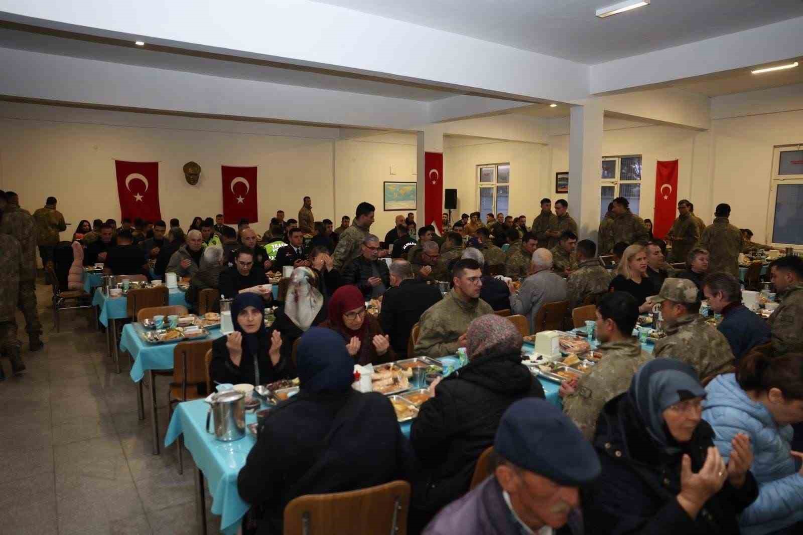Gelibolu’da şehit aileleri, gaziler ve askerlerle iftar yapıldı
