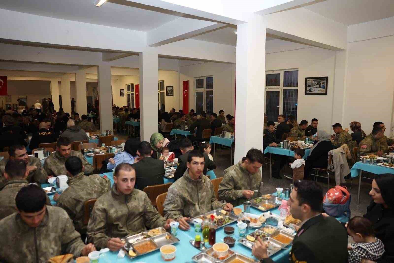 Gelibolu’da şehit aileleri, gaziler ve askerlerle iftar yapıldı
