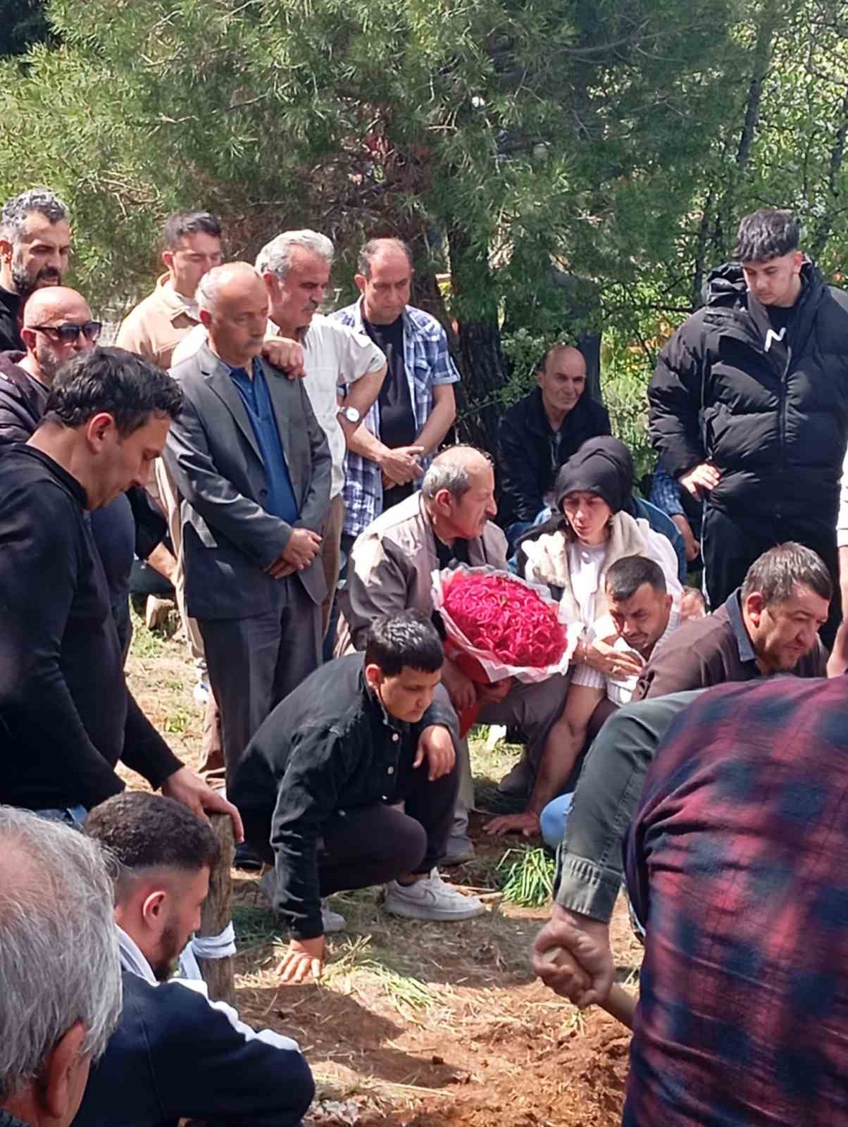 Gelin çiçeği, damadın mezarına konuldu
