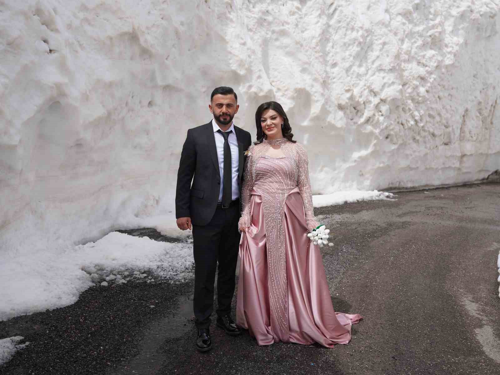 Gelin ve damat adayı kar tünelinde fotoğraf çekimi yaptı
