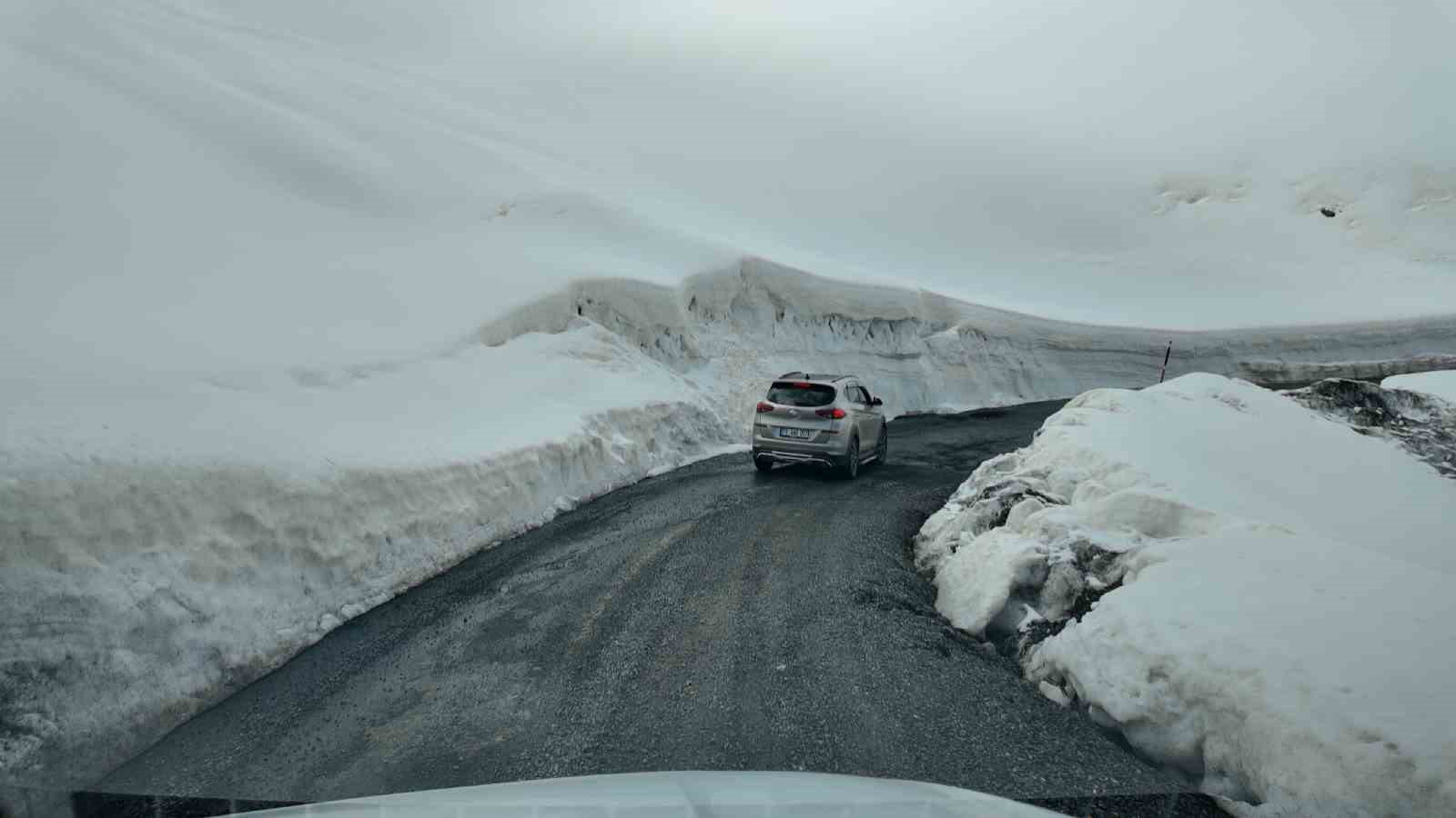 Gelin ve damat adayı kar tünelinde fotoğraf çekimi yaptı
