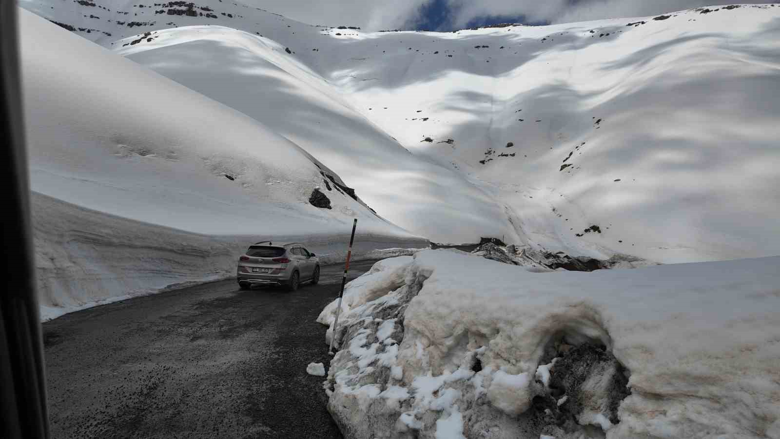 Gelin ve damat adayı kar tünelinde fotoğraf çekimi yaptı

