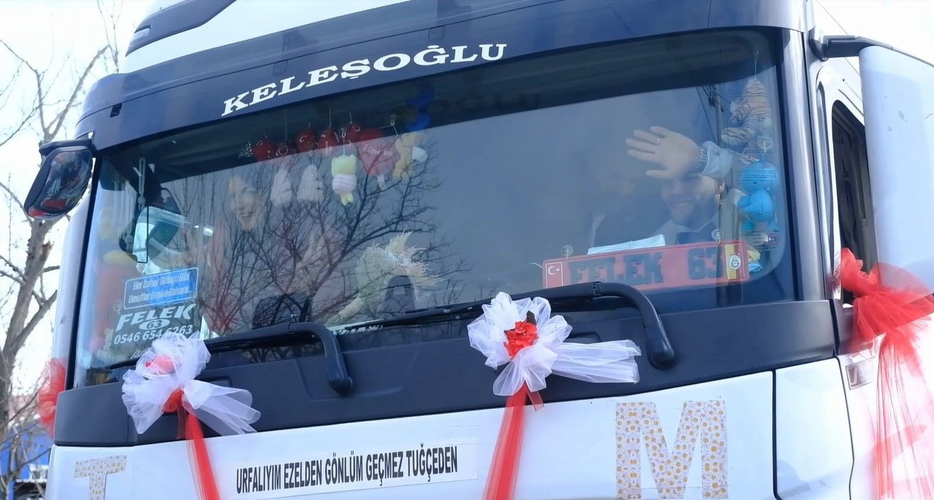 Gelini evinden tırı ile aldı
Gelini evinden tırı ile aldı