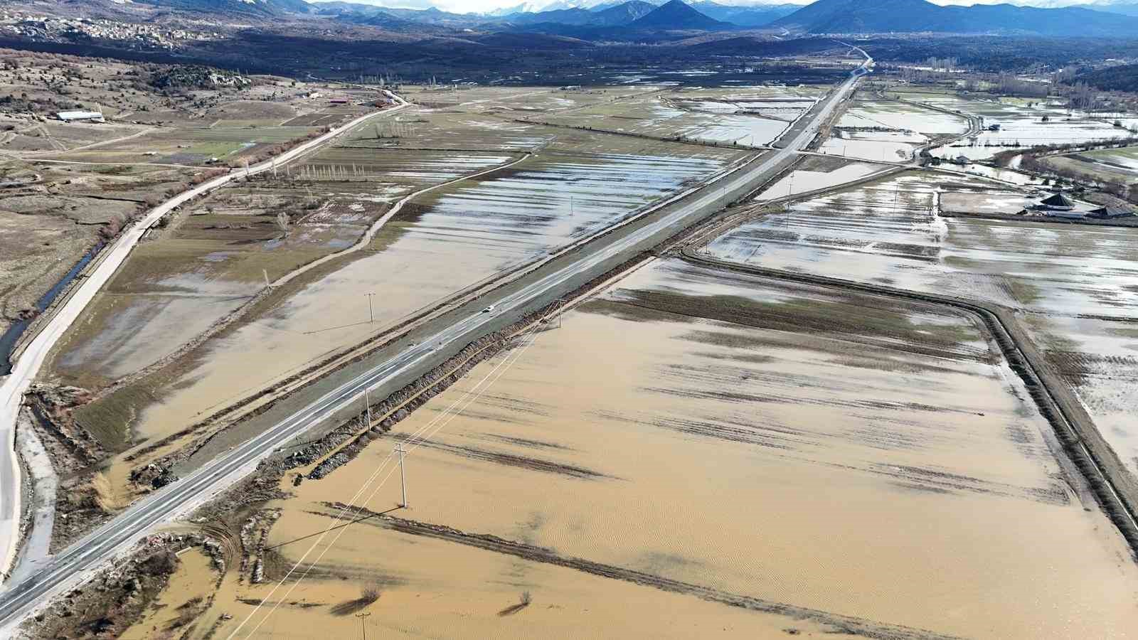 Gembos kanalı taştı, ekili alanlar suyla kaplandı
