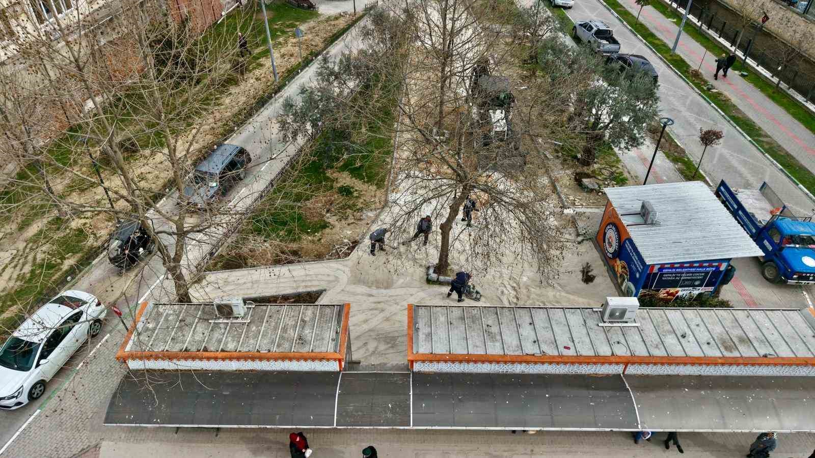 Gemlik Belediyesi’nden çarşı meydanında düzenleme çalışması
