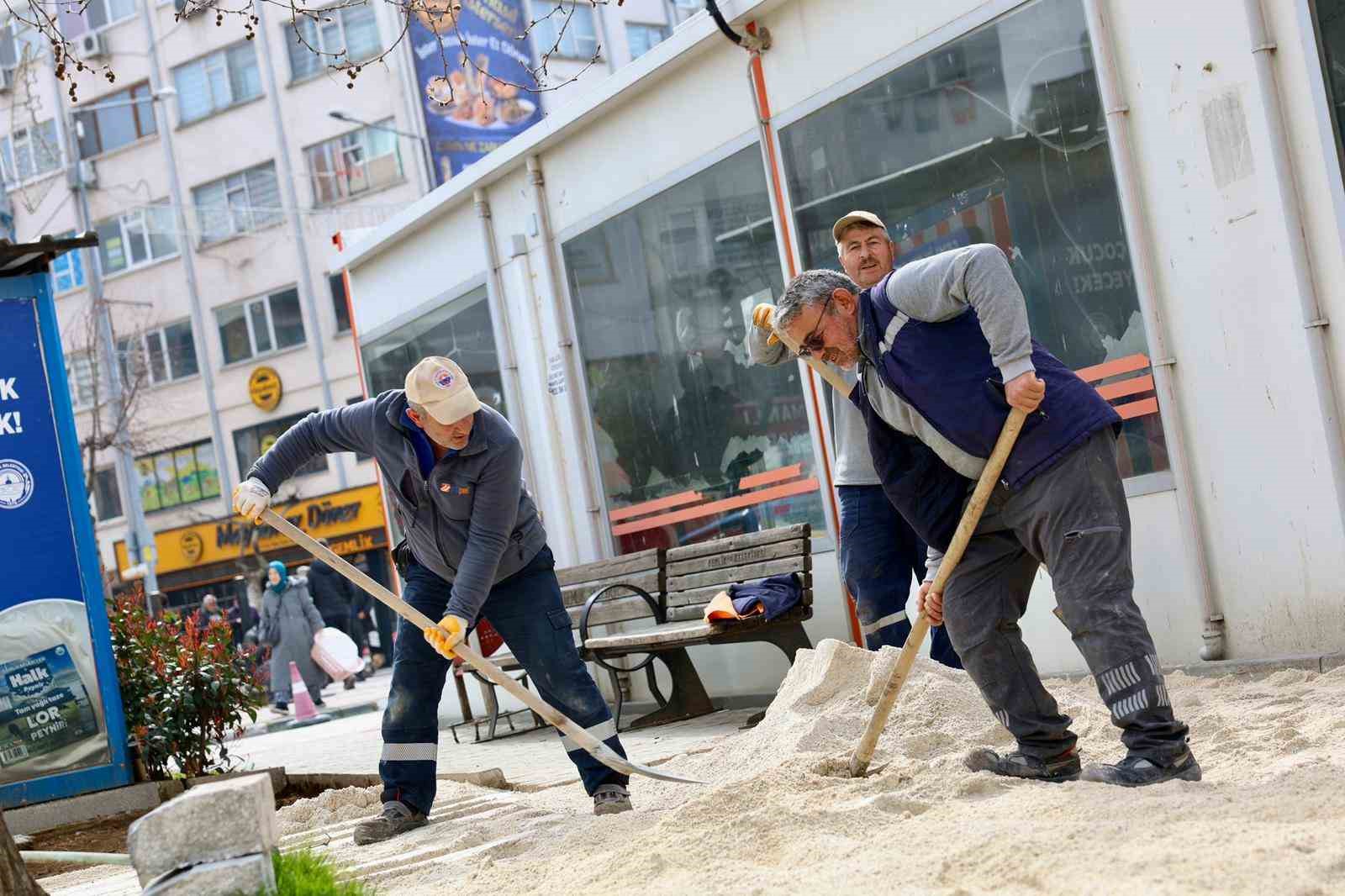 Gemlik Belediyesi’nden çarşı meydanında düzenleme çalışması
