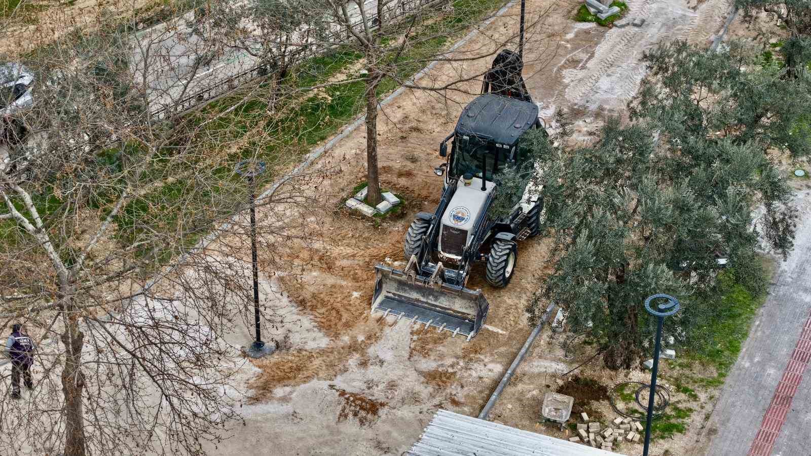 Gemlik Belediyesi’nden çarşı meydanında düzenleme çalışması
