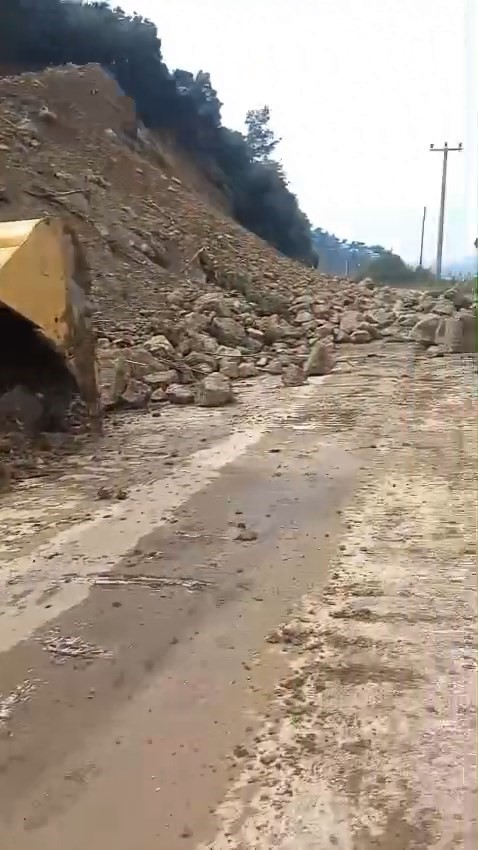 Gemlik-Mudanya yolu heyelan sebebiyle kapandı
