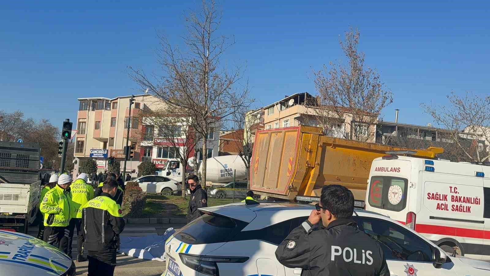 Gemlik’te bisiklet sürücüsü kamyonun altında kalarak hayatını kaybetti

