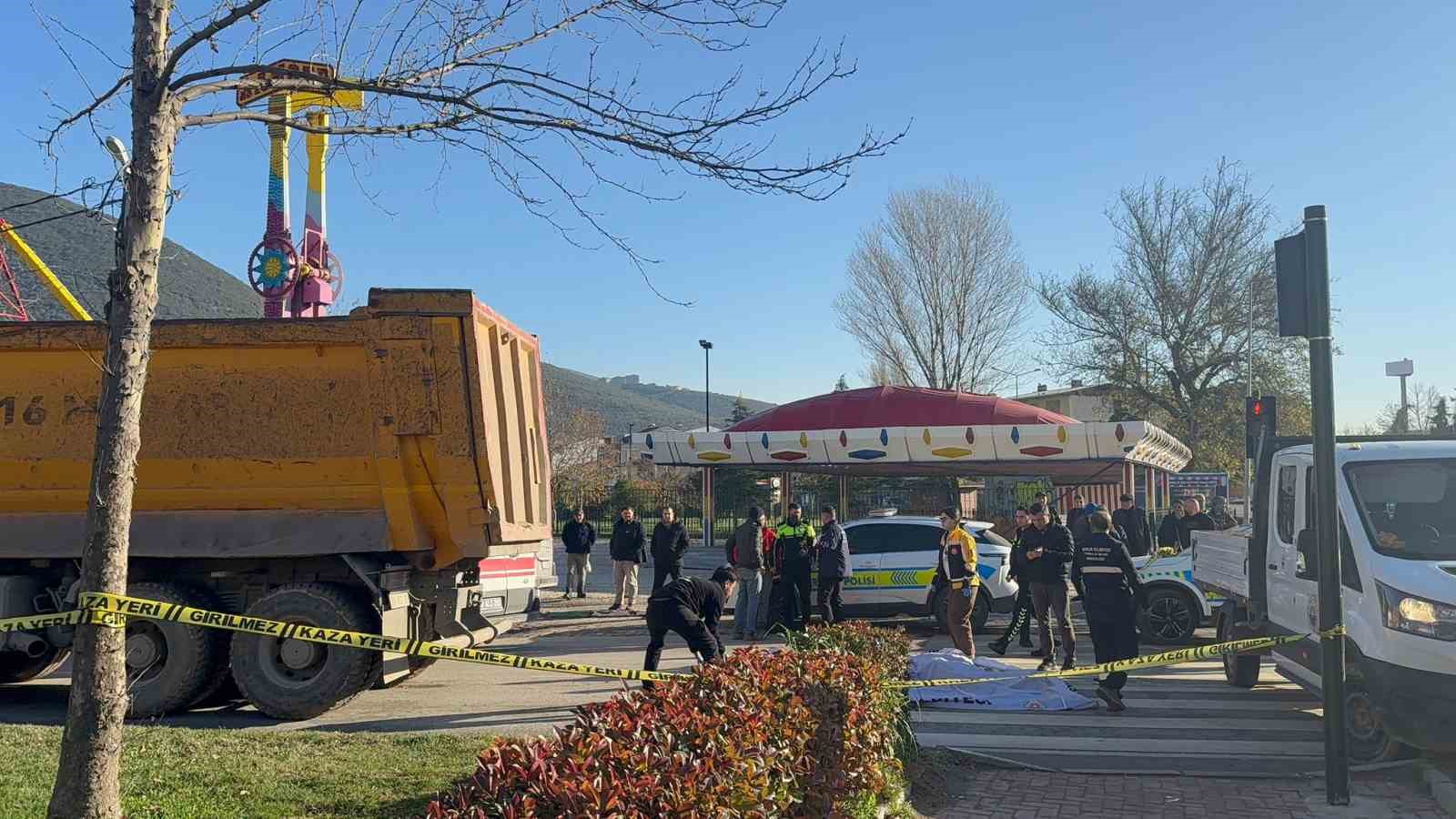 Gemlik’te bisiklet sürücüsü kamyonun altında kalarak hayatını kaybetti
