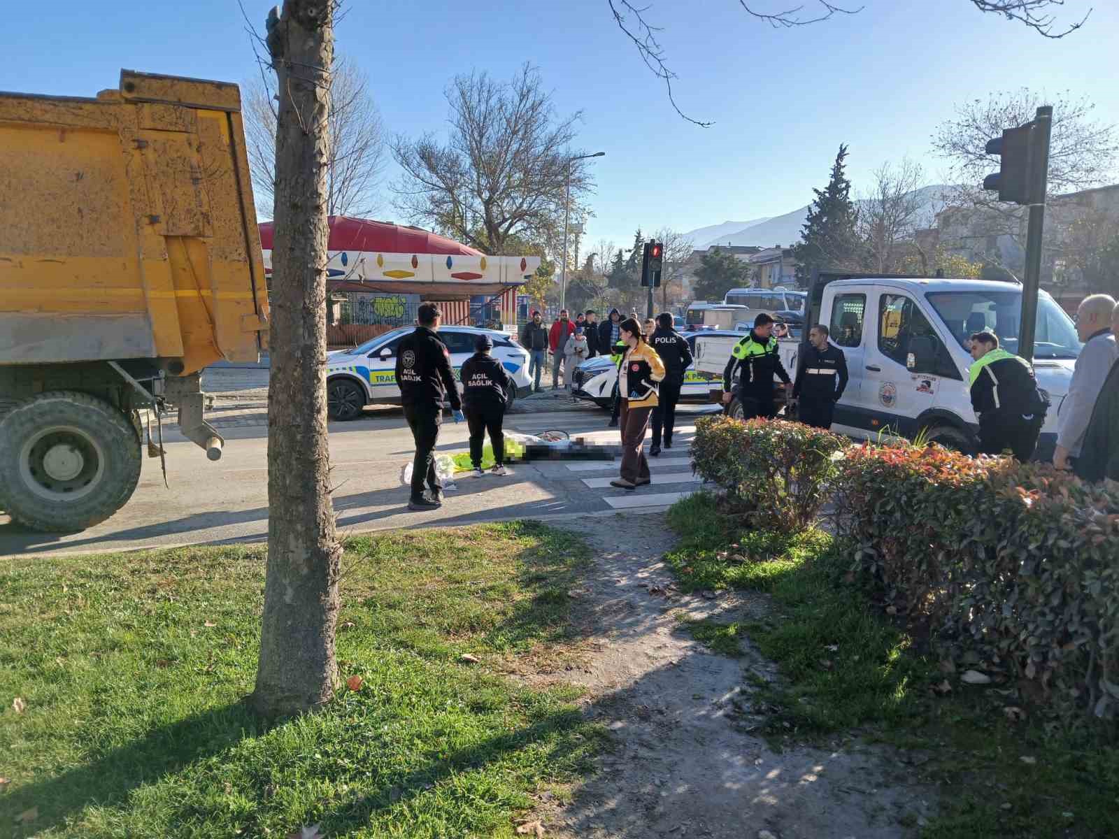 Gemlik’te bisiklet sürücüsü kamyonun altında kalarak hayatını kaybetti
