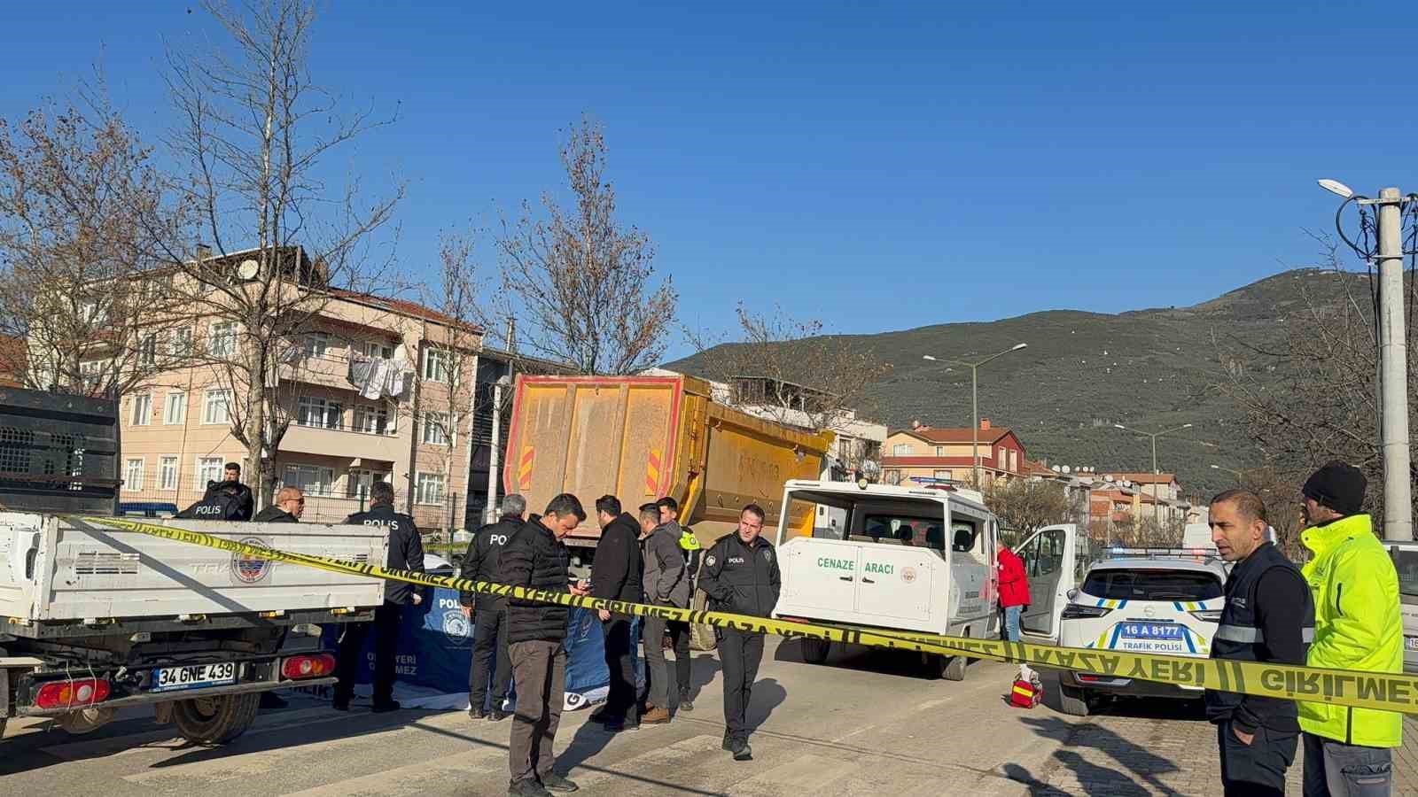 Gemlik’te bisiklet sürücüsü kamyonun altında kalarak hayatını kaybetti
