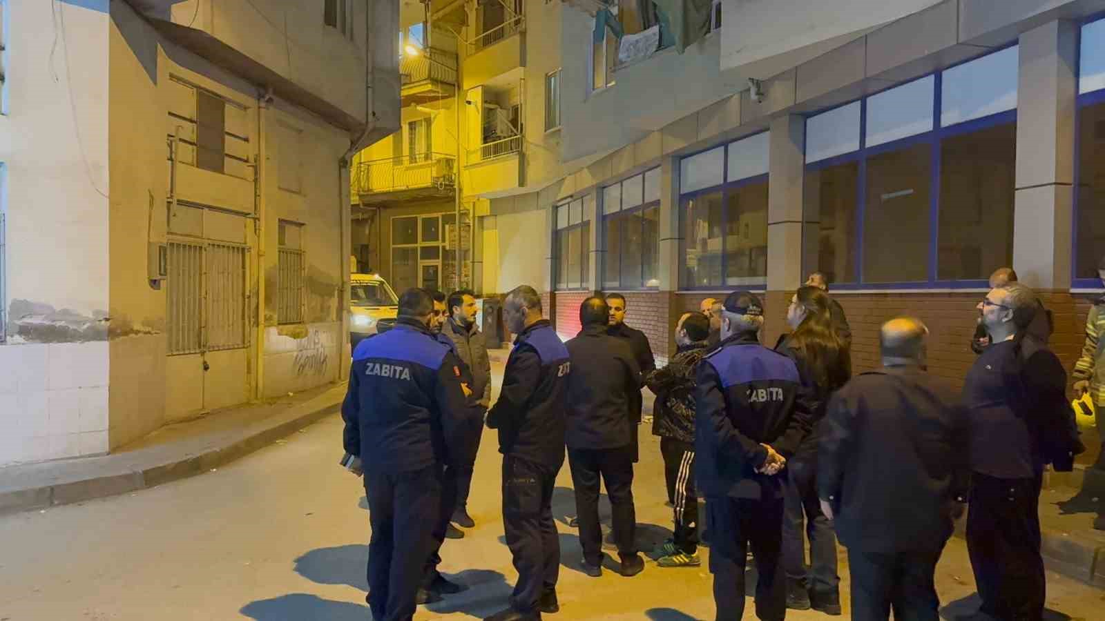 Gemlik’te hasarlı apartman tahliye edildi, sokak trafiğe kapatıldı
