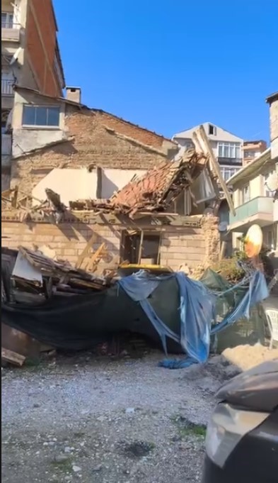 Gemlik’te metrik bina çöktü
