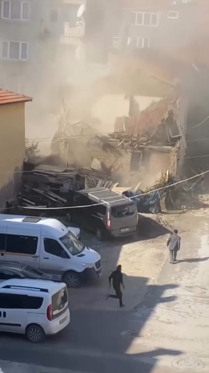 Gemlik’te metrik bina çöktü
