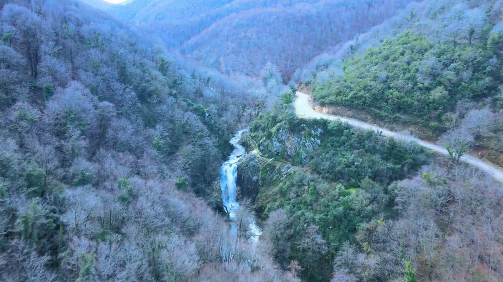 Gemlik’te yağmurlar, Sudüşen Şelalesi’ne hayat verdi
