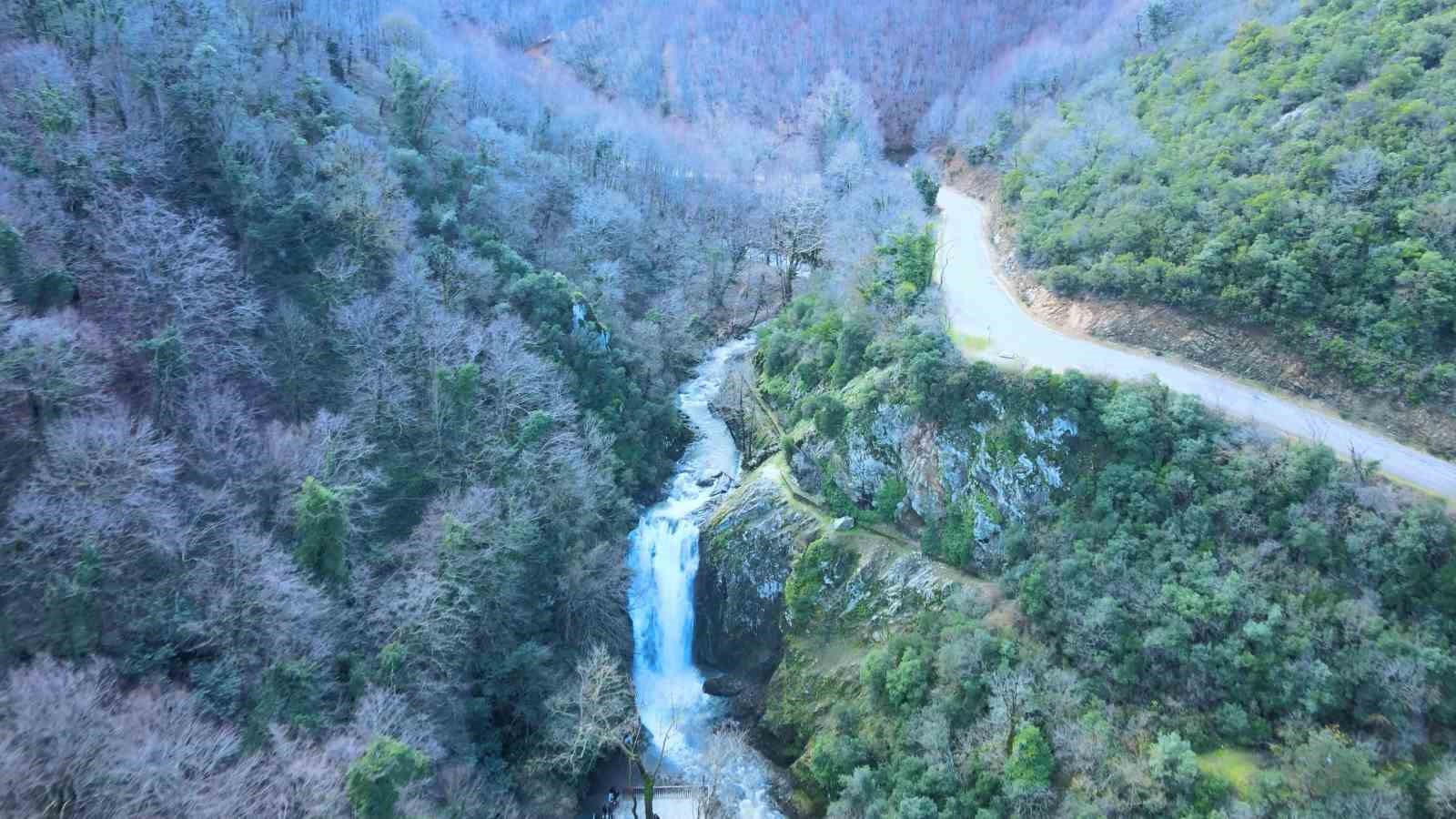 Gemlik’te yağmurlar, Sudüşen Şelalesi’ne hayat verdi
