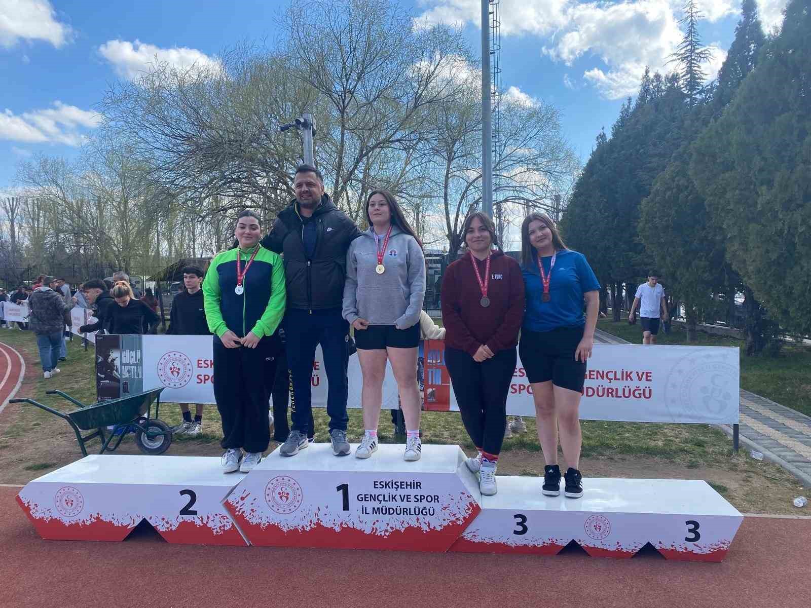 Genç atletler pistte kozlarını paylaştı
