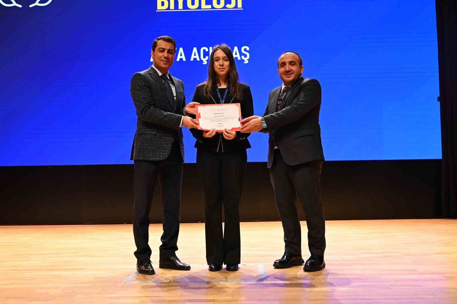 Genç bilim insanları projelerini yarıştırdı
