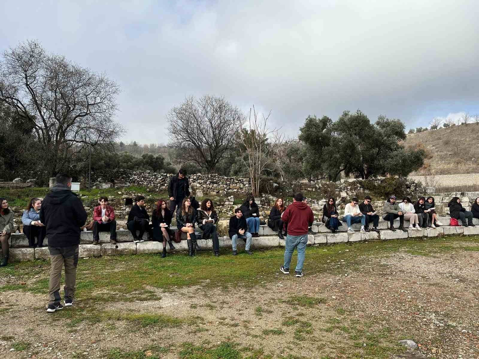 Genç eller geçmişin izlerini seramik ile şekillendirdi
Genç eller geçmişin izlerini seramik ile şekillendirdi