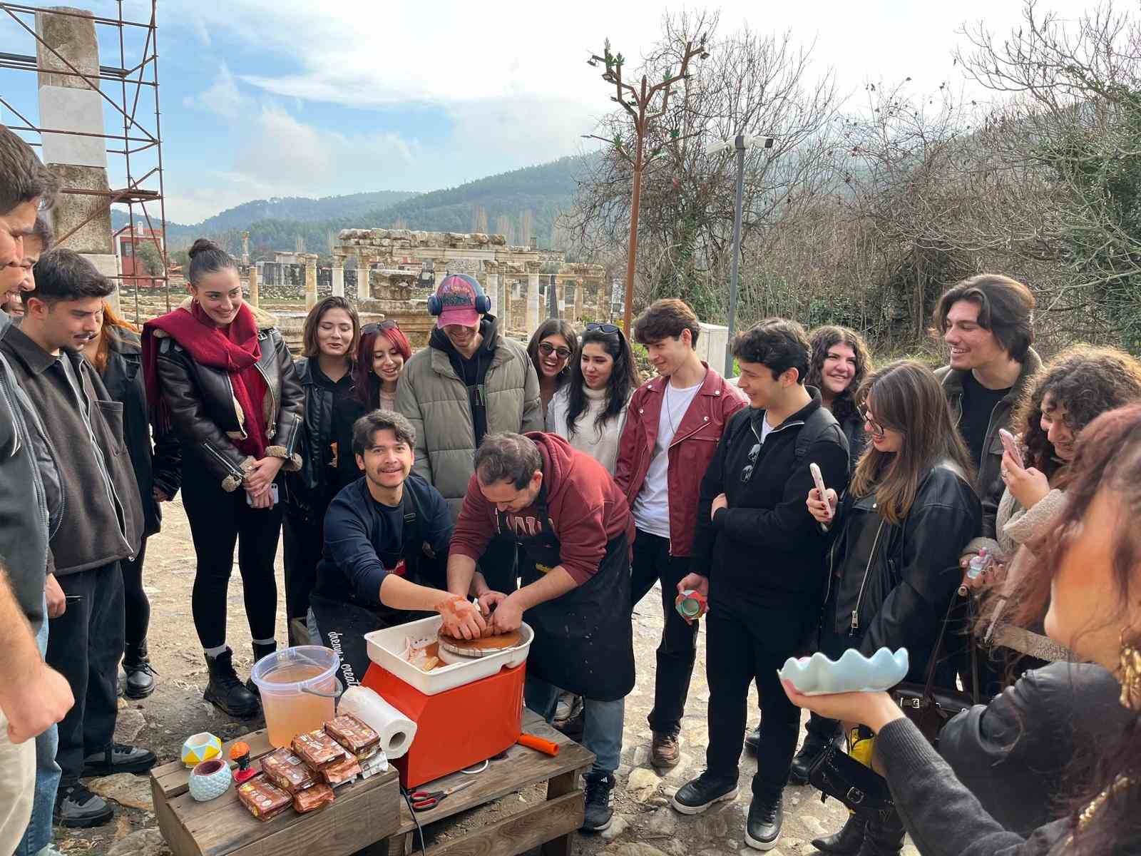 Genç eller geçmişin izlerini seramik ile şekillendirdi
Genç eller geçmişin izlerini seramik ile şekillendirdi