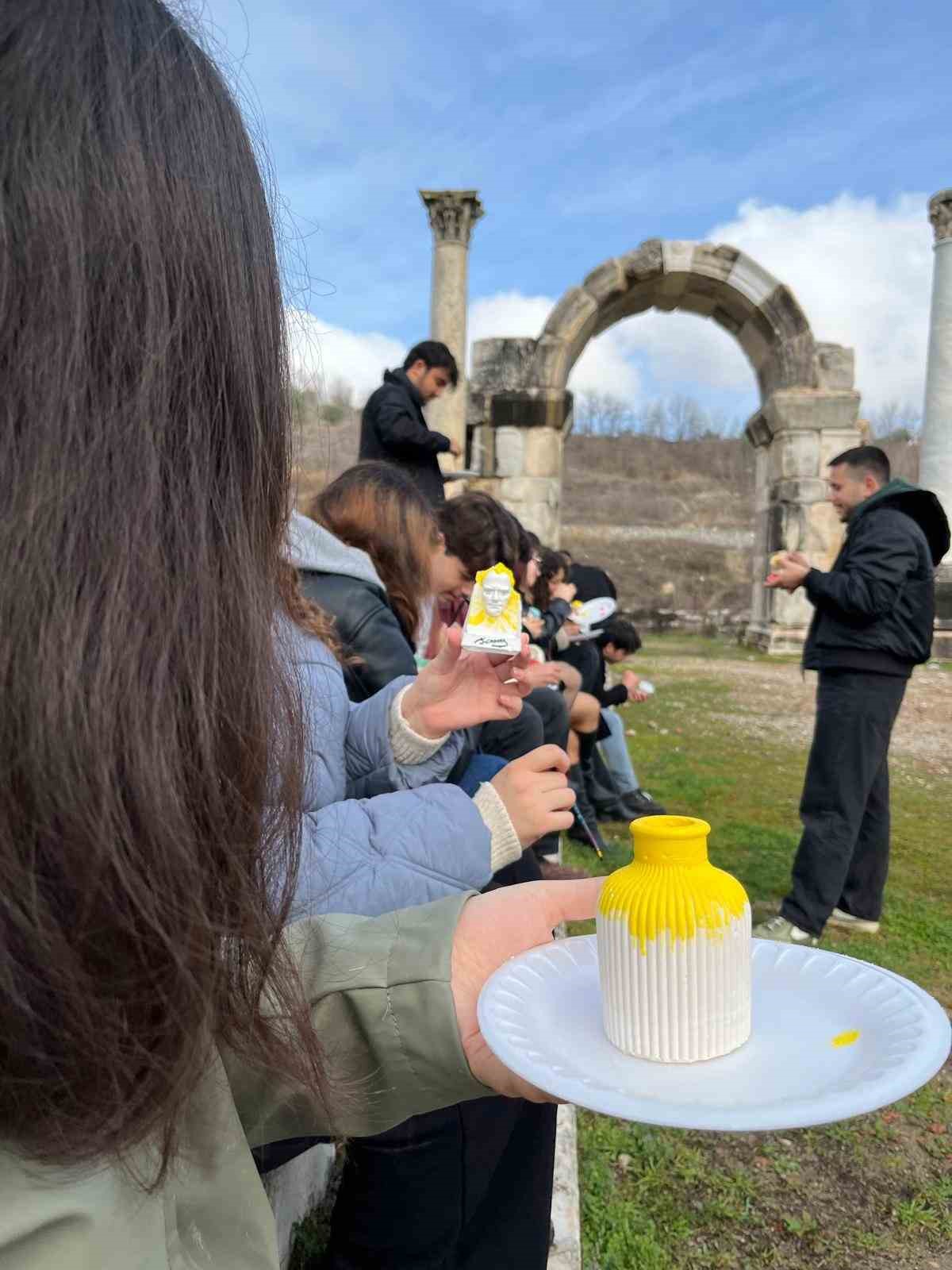 Genç eller geçmişin izlerini seramik ile şekillendirdi
Genç eller geçmişin izlerini seramik ile şekillendirdi