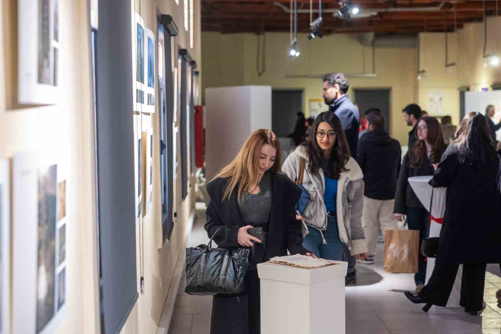 Genç iletişimcilerden çok katmanlı bir sergi
