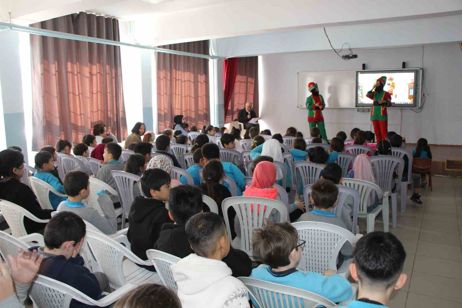 Genç kadınlar, Karagöz ile Hacivat olup "Kâbe’de Hacılar" ilahisini işaret diliyle sahneledi
