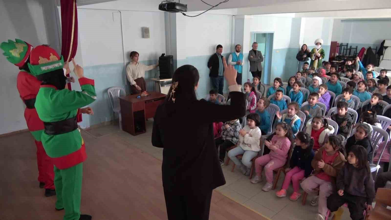 Genç kadınlar, Karagöz ile Hacivat olup "Kâbe’de Hacılar" ilahisini işaret diliyle sahneledi
