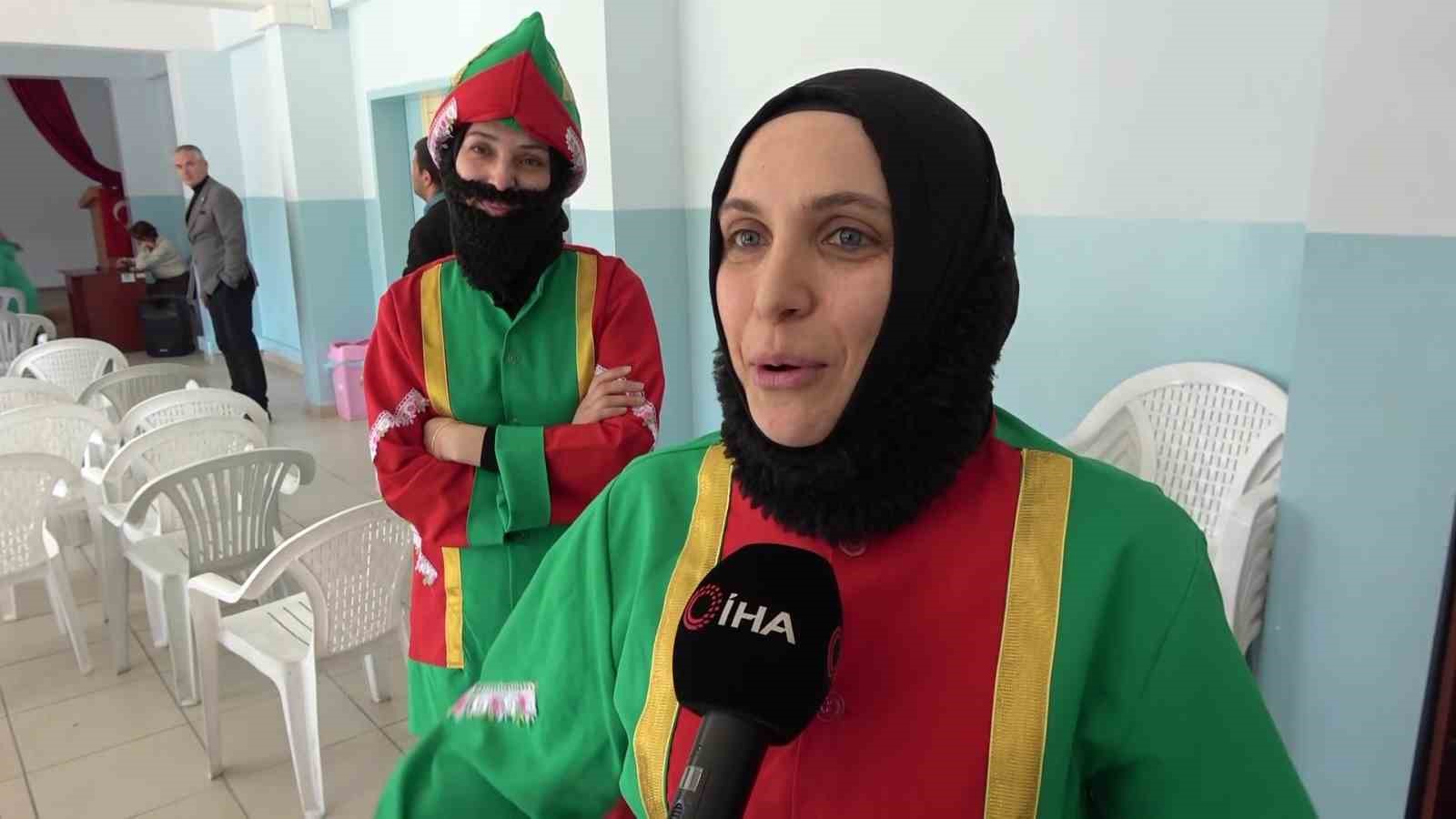 Genç kadınlar, Karagöz ile Hacivat olup "Kâbe’de Hacılar" ilahisini işaret diliyle sahneledi
