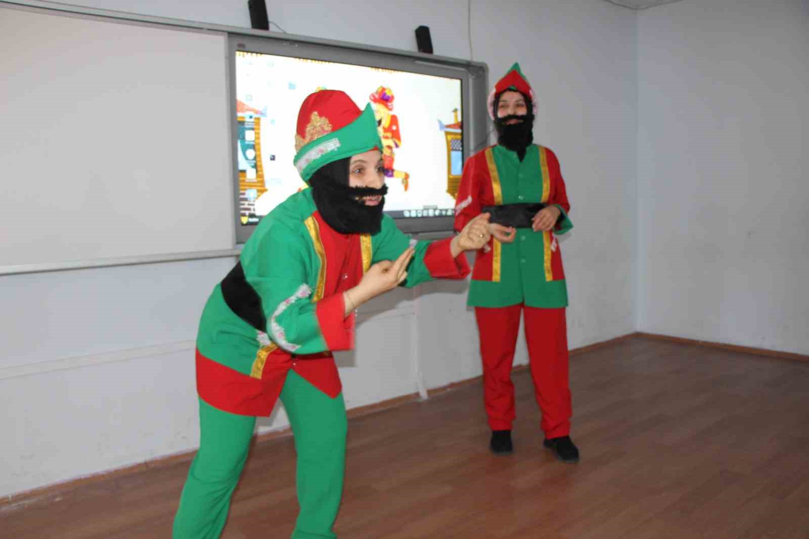 Genç kadınlar, Karagöz ile Hacivat olup "Kâbe’de Hacılar" ilahisini işaret diliyle sahneledi
