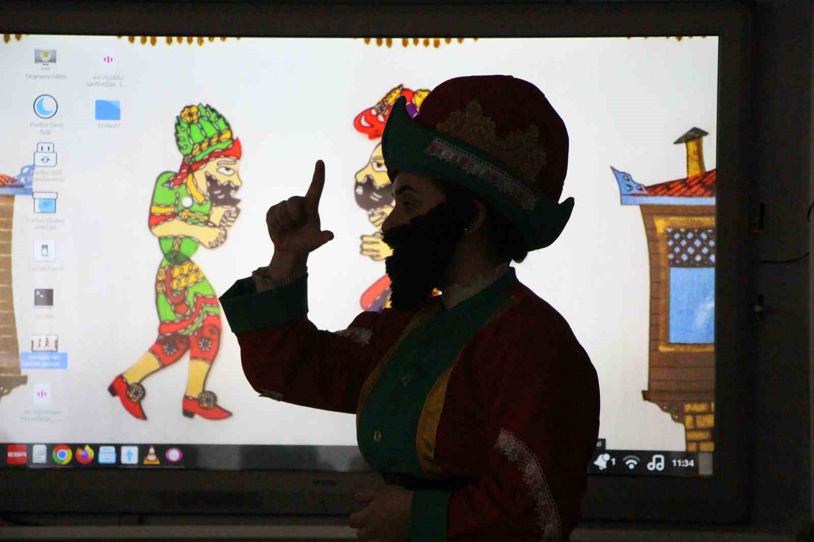 Genç kadınlar, Karagöz ile Hacivat olup "Kâbe’de Hacılar" ilahisini işaret diliyle sahneledi
