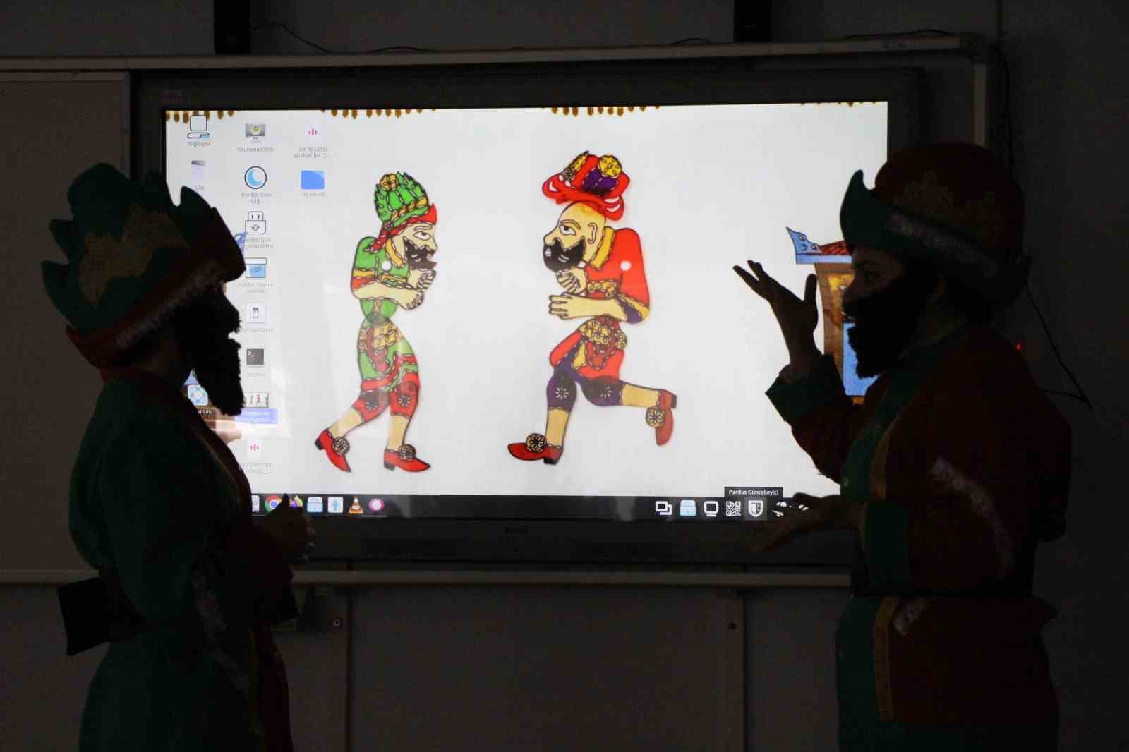 Genç kadınlar, Karagöz ile Hacivat olup "Kâbe’de Hacılar" ilahisini işaret diliyle sahneledi
