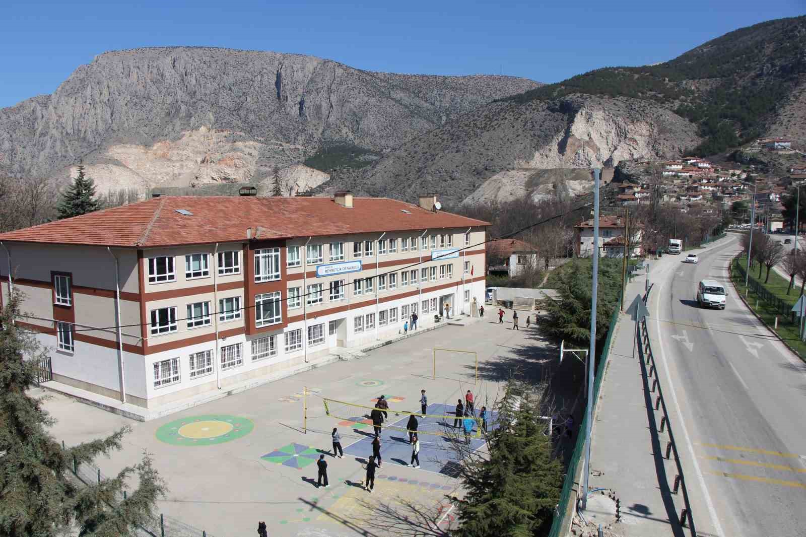 Genç kadınlar, Karagöz ile Hacivat olup "Kâbe’de Hacılar" ilahisini işaret diliyle sahneledi
