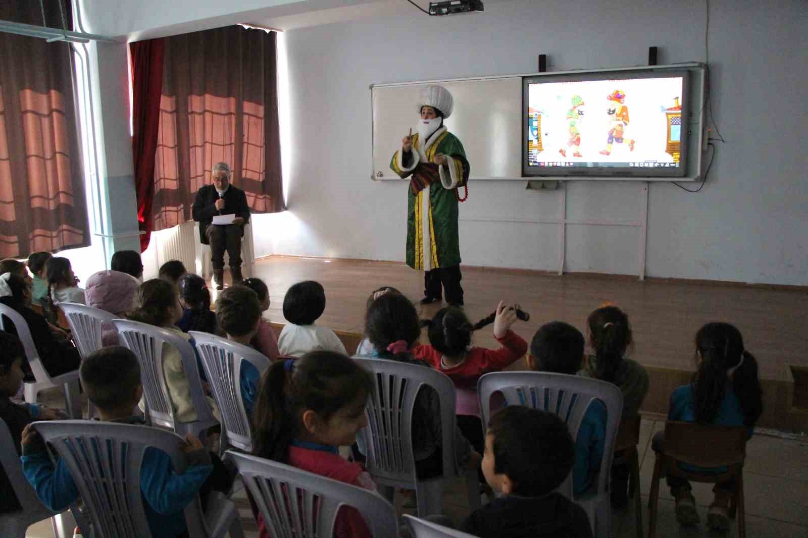 Genç kadınlar, Karagöz ile Hacivat olup "Kâbe’de Hacılar" ilahisini işaret diliyle sahneledi
