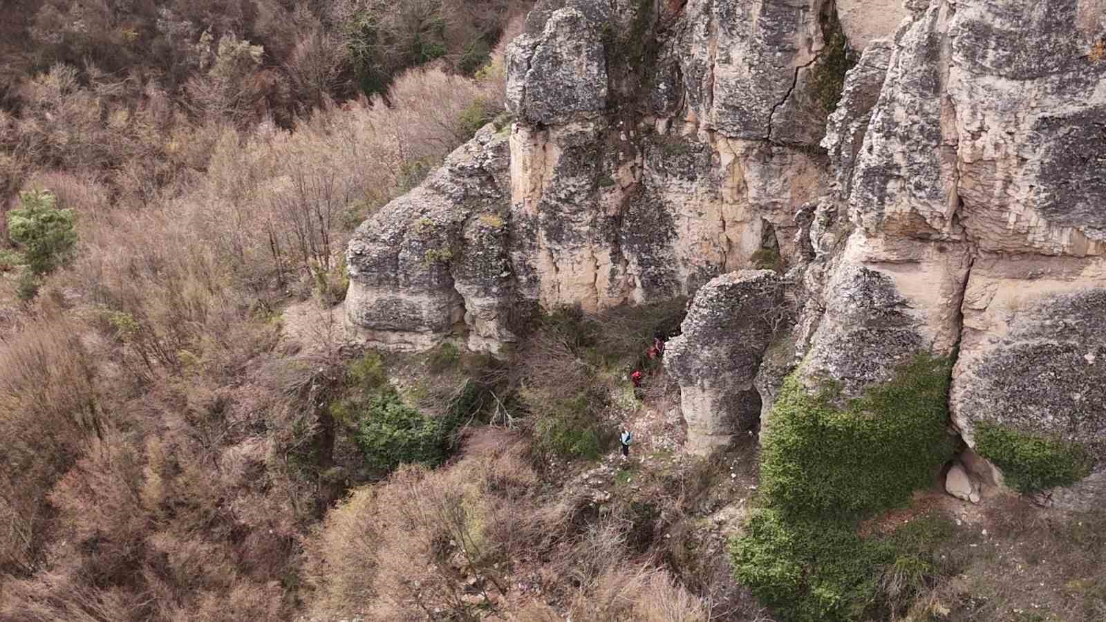 Genç kız 80 metre yüksekliğindeki cam terastan kendini boşluğa bıraktı
