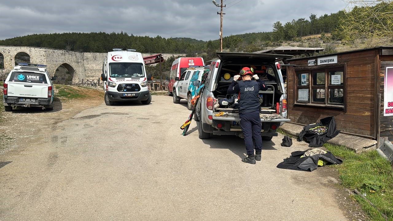 Genç kız 80 metre yüksekliğindeki cam terastan kendini boşluğa bıraktı
