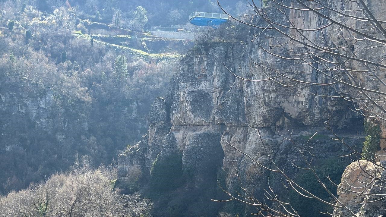 Genç kız 80 metre yüksekliğindeki cam terastan kendini boşluğa bıraktı
