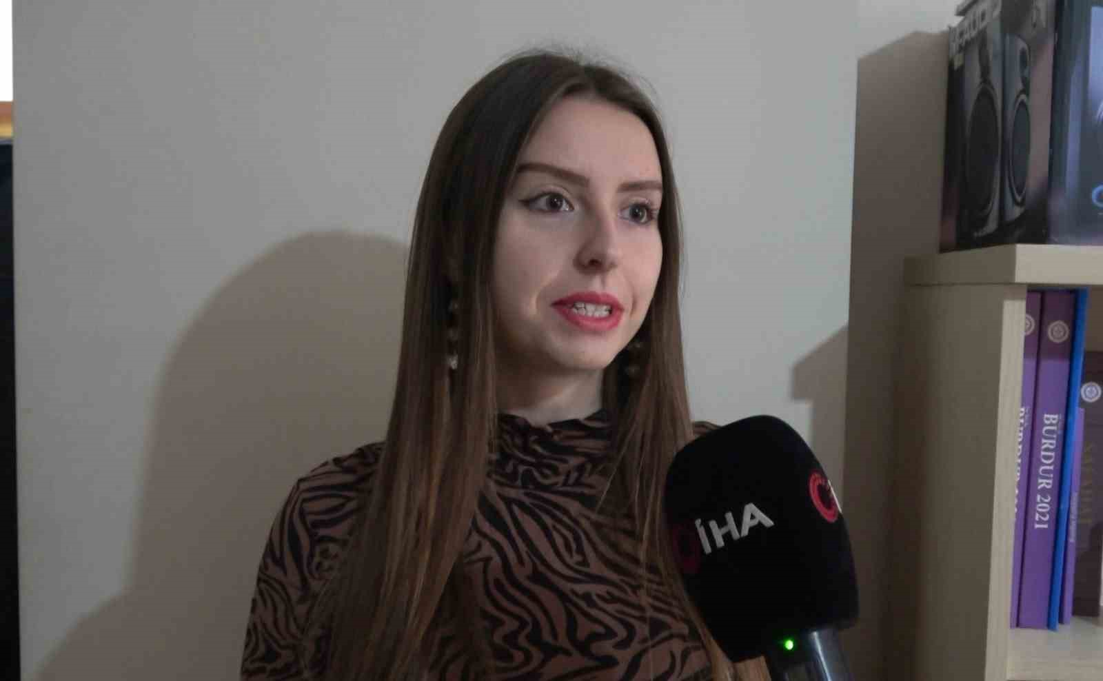 Genç kızı avukat gibi arayıp dolandırmaya çalıştı, sert kaya çarptığını anlayınca iş teklifinde bulundu
Genç kızı avukat gibi arayıp dolandırmaya çalıştı, sert kaya çarptığını anlayınca iş teklifinde bulundu