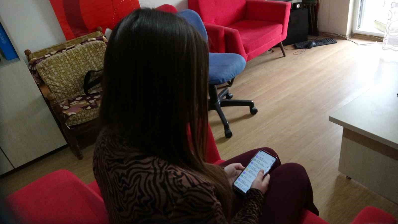 Genç kızı avukat gibi arayıp dolandırmaya çalıştı, sert kaya çarptığını anlayınca iş teklifinde bulundu
Genç kızı avukat gibi arayıp dolandırmaya çalıştı, sert kaya çarptığını anlayınca iş teklifinde bulundu