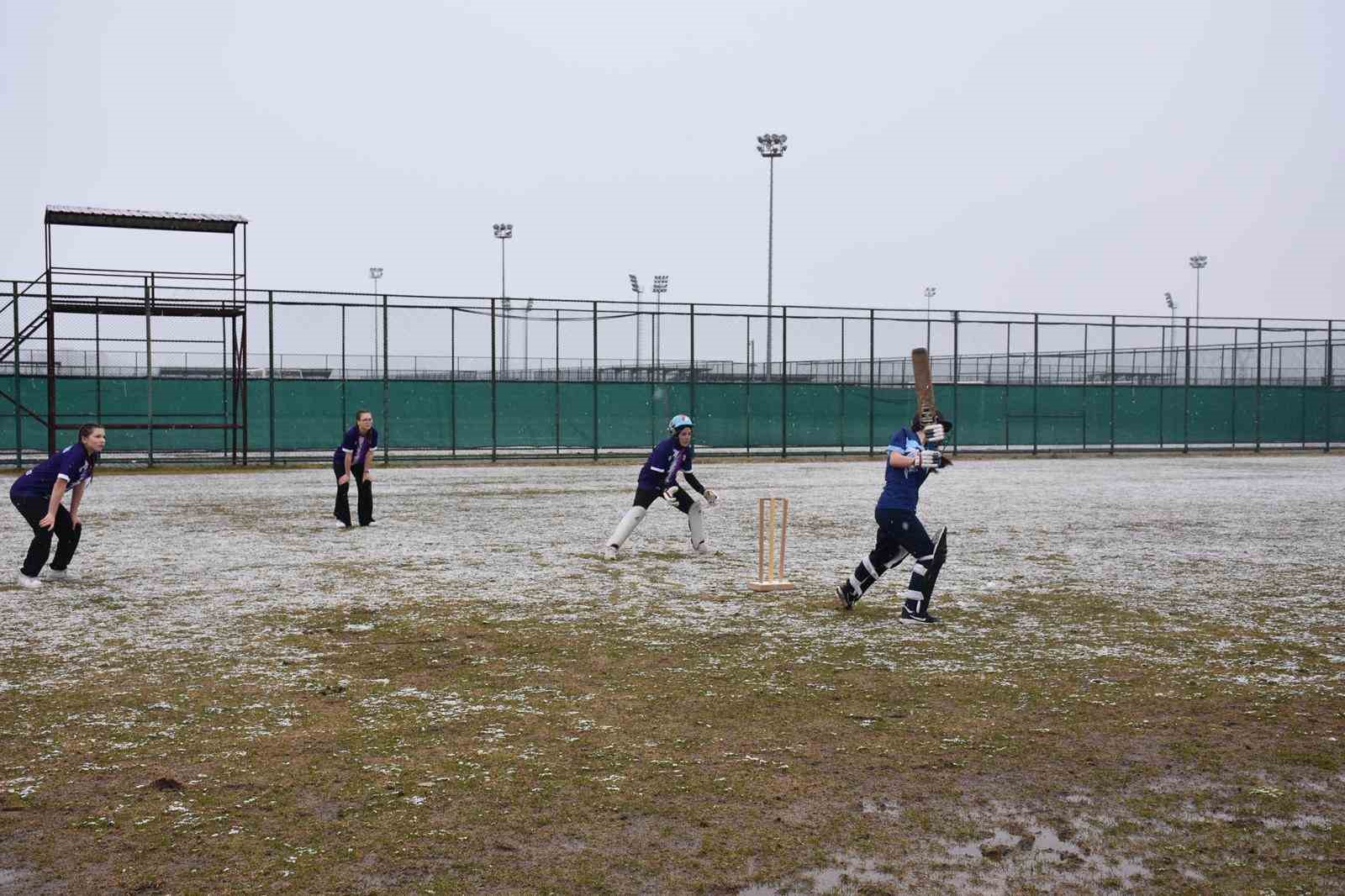 Genç Kızlar Kriket’te şampiyon Spor Lisesi oldu
